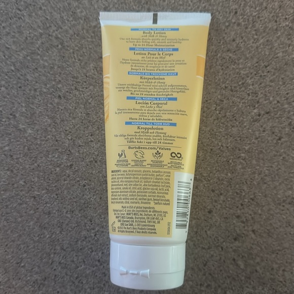 Burt’s Bees // body lotion milk & honey 🍯 - Picture 2 of 3